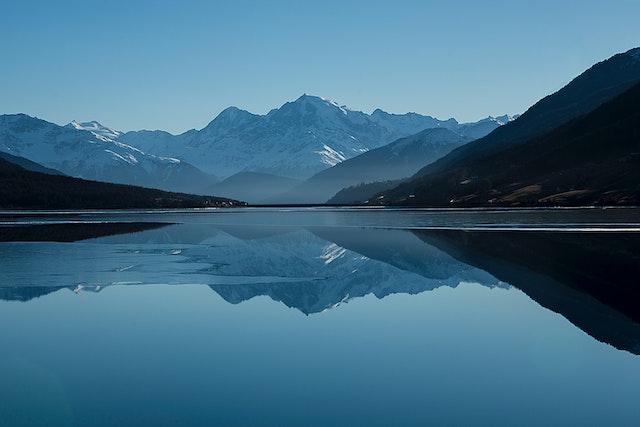 Wasserknappheit: Das Bild zeigt einen See vor einem Berg