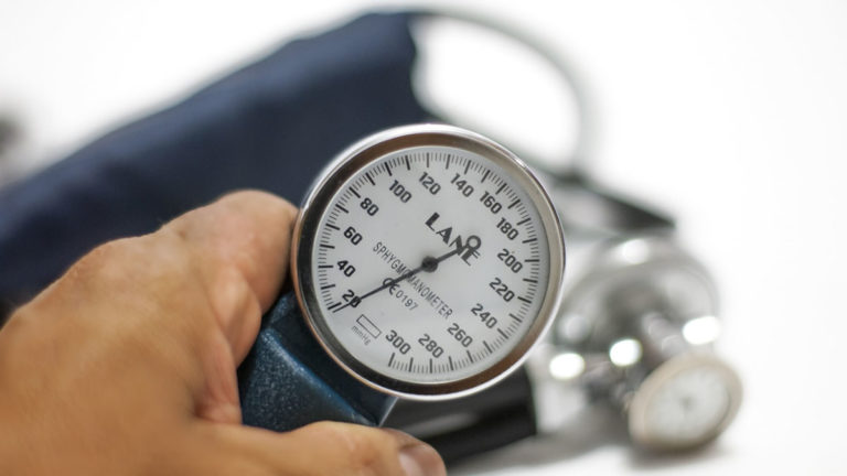 Unabdingbar bei Bluthochdruck: den Blutdruck regelmäßig messen