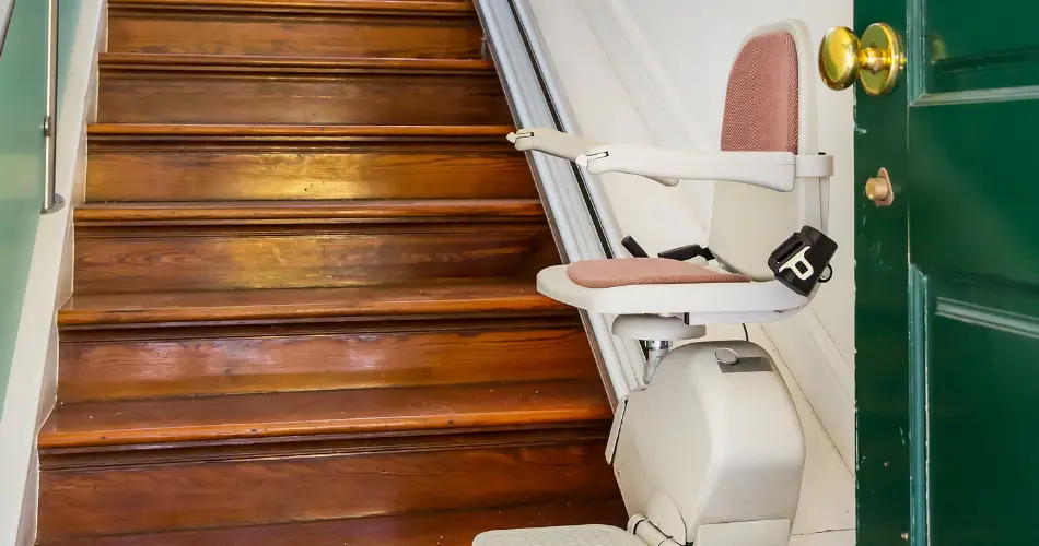 Ein Treppenlift wird nicht an der Wand, sondern direkt an der Treppe befestigt.